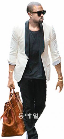 국내 남성 스타들 사이에서도 패션 아이콘으로 통하는 힙합 가수 칸예 웨스트가 에르메스의 ‘오 아 쿠루아(HAC)’백을 들고 있는 모습. 조엘 킴벡 씨 제공