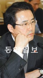 권혁세 금융감독원장은 23일 “재벌이 문어발식으로 사업을 확장하는 등 일부 과오가 있었지만 투자를 늘려 금융위기를 극복하는 데 결정적 역할을 했다”며 정치권의 무차별적인 ‘재벌 때리기’에 우려를 표시했다. 동아일보DB