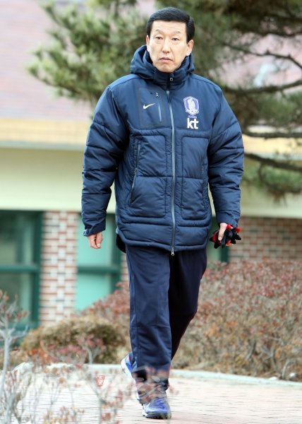 최강희 감독이 이끄는 축구국가대표팀이 25일 우즈벡과 평가전을 앞두고 19일 전남 영암 현대사계절축구장에서 첫 훈련을 가졌다. 최강희 감독이 훈련장으로 들어서고 있다. 영암ㅣ박화용 기자 inphoto@donga.com 트위터 @seven7sola