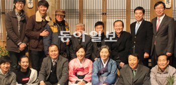 3월 17일 첫 방영되는 종합편성TV 채널A 주말드라마에 출연하는 고두심, 반효정 씨(앞줄 왼쪽에서 네 번째, 다섯 번째)를 비롯한 제작진이 23일 대전문화산업진흥원에서 실내 스튜디오개소식에 참석한 뒤 드라마의 성공을 기원하고 있다. 대전=이기진 기자 doyoce@donga.com