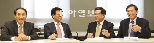 동남아시아와 남미, 유럽에 주재하고 있는 한국 대사 4명이 23일 서울 종로구 외교통상부 소회의실에서 한류 바람과 공공외교를 주제로 얘기를 나눴다. 하찬호 주베트남, 이상규 주터키, 전비호 주불가리아, 황의승 주칠레 대사(왼쪽부터). 홍진환 기자 jean@donga.com