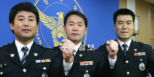 학교폭력 해결 유공으로 23일 1계급 특진한 경기 여주경찰서 서보명 경사, 서울 서초경찰서 김민우 경위, 대구 북부경찰서 이호철 경위(왼쪽부터). 경찰청 제공