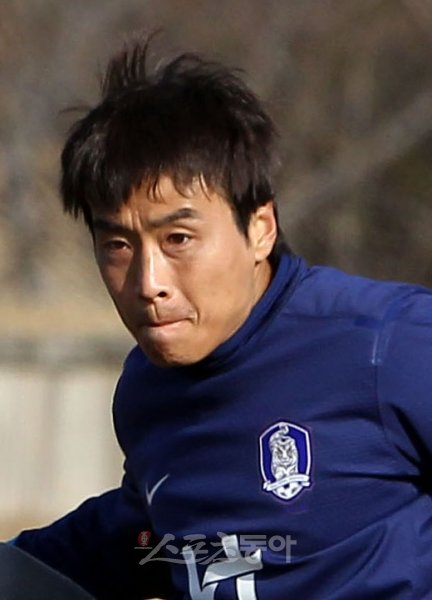 최강희 감독이 이끄는 축구국가대표팀이 20일 오후 전남 영암 현대사계절축구장에서 첫 훈련을 가졌다. 이동국이 훈련을 하고 있다. 영암ㅣ박화용 기자 inphoto@donga.com 트위터 @seven7sola