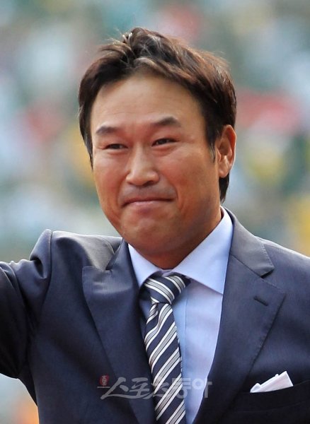 23일 잠실야구장에서 열린 2011 프로야구 올스타전 경기 전 식전행사에서 프로야구  30년 레전드 올스타에 선정된 장종훈이 입장하고 있다. 잠실 | 김종원기자 won@donga.com 트위터 @beanjjun