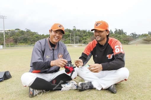 한화 박찬호(오른쪽)는 훈련시간 등 공적인 자리에서는 동기생인 정민철 투수코치에게 꼬박꼬박 “코치님”이라고 존칭을 붙인다. 그러나
 스파이크 끈을 풀면, 편한 친구 사이로 돌아온다. 공과 사를 철저히 구분하기 때문에 ‘애정남(애매한 것을 정해주는 남자)’은 
출동할 필요가 없다.오키나와(일본) ｜ 배영은 기자
