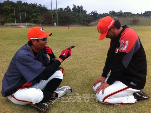 박찬호가 정민철(이상 한화) 투수코치와 호흡을 맞춘다면? “…” 솔직히 그랬다. ‘메이저리그 124승 투수’ 박찬호는 어느 지도자도 버거워할 만한 존재다. 게다가 정 코치는 박찬호의 동기생. 야구계에서는 분명 우려의 시선이 존재했다. 하지만 모든 것은 그 속사정을 들여다 보지 못한 사람들의 기우일 뿐이었다. 훈련시간을 포함한 공적인 자리에서 박찬호는 정민철 코치에게 꼬박꼬박 “정 코치님”이라고 불렀다. 정 코치 앞에 무릎을 꿇은 채로 장난스럽게 설정 포즈를 취해준 박찬호의 모습이 야구장 안 공적인 자리에서 둘의 관계를 대변한다. 하지만 해가 지고, 둘이 있을 때면 환한 얼굴로 어깨동무를 하며 친구 사이로 돌아온다. 그 때의 호칭은 “정 코치”다. 글·사진 오키나와(일본) ｜ 배영은 기자 yeb@donga.com 트위터 @goodgoer
