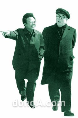 독재자들은 권력을 유지하기 위해 국민이 아닌 측근에 의한, 측근을 위한 정치를 한다고 저자들은 분석했다. 1981년 4월 북한 김일성 주석(오른쪽)과 아들 김정일.