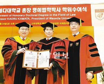 김병철 고려대 총장(왼쪽), 가마타 가오루 와세다대 총장(가운데), 박정호 고려대 대학원장.