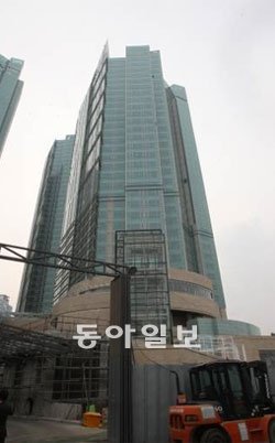 서울 마포구 합정동의 메세나폴리스 103동은 임대아파트 77채가 포함되면서 고급 주상복합아파트 주민과 임대주민 간의 ‘불편한 동거’가 우려된다. 건물 중간 두 개의 돌출된 선 아래쪽이 4∼10층 임대 입주민들이 살 공간이다. 장승윤 기자 tomato99@donga.com