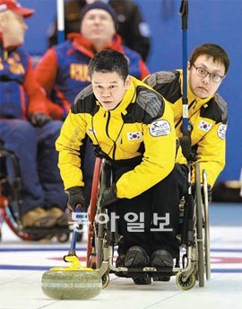 한국 휠체어컬링 대표팀의 스킵 김학성(앞)이 24일 열린 러시아와의 결승 진출 플레이오프에서 신중하게 스톤을 릴리스 하고 있다. 대한장애인체육회 제공