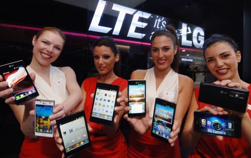 스페인 바르셀로나 MWC LG전자 부스에서 모델들이 LTE 제품을 선보이고 있다. 사진제공｜LG전자