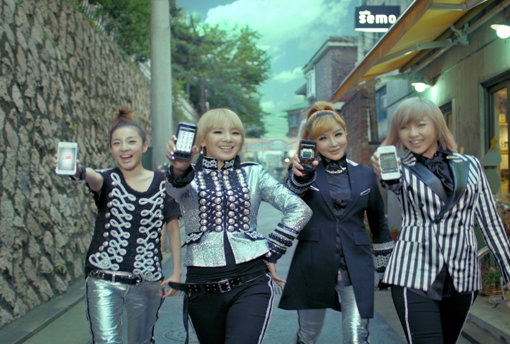 모바일을 이용해 쇼핑을 즐기는 소비자가 늘어나면서 온오프라인 쇼핑몰들이 인터넷쇼핑사업을 대폭 강화하고 있다. SK플래닛 오픈마켓 11번가의 CF모델인 걸그룹 2NE1이 모바일 제품을 홍보하고 있다. 사진제공｜11번가