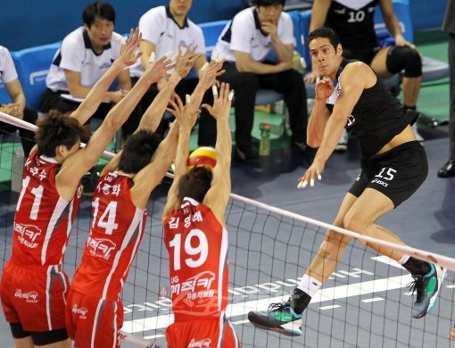 현대캐피탈 용병 수니아스(오른쪽)가 26일 LIG손해보험과의 경기에서 상대 블로킹을 앞에 두고 스파이크를 날리고 있다. 천안 ｜ 김종원 기자 won@donga.com 트위터@gtyong11