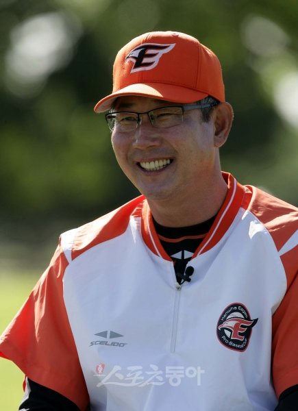 ‘해결사’, 진정한 ‘야왕’이 될 수 있을까. 그동안 한대화 감독의 역할이 팀 재건이었다면 박찬호, 김태균, 송신영 등이 합류한 올해, 사령탑 계약 마지막 시즌에 보여줘야 할 첫 번째는 성적이다. 한 감독은 트위터 인터뷰를 통해 골든글러브 8회 수상에 빛나던 선수시절, 감독으로 새로운 도전에 나선 현재까지의 야구인생을 성실하게 얘기했다. 스포츠동아DB