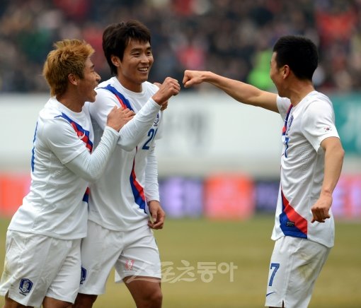 대표팀 이동국(가운데)이 25일 열린 우즈벡과 평가전에서 선제골을 넣은 뒤 김두현(오른쪽)과 이근호의 축하를 받고 있다. 이동국은 2골을 넣었을 뿐 아니라 달라진 플레이로 팬들이 갖고 있던 고정관념을 완전히 깼다. 전주｜박화용 기자 inphoto@donga.com 트위터 @seven7sola