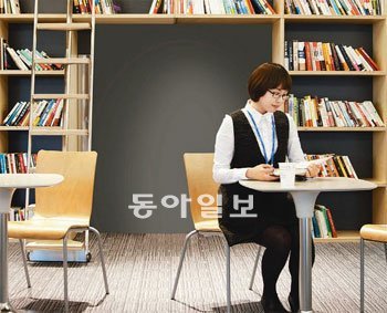 코오롱인더스토리 FnC부분은 올해 서울 강남역으로 사옥을 옮기면서 새 사옥 5층에 직원들을 위해 카페테리아, 갤러리, 라이브러리, 10개의 미팅룸이 들어선 ‘멀티 공간’을 만들었다.