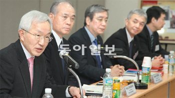 정병철 전국경제인연합회 상근부회장(왼쪽)이 주바치 료지 소니 부회장(왼쪽에서 두 번째) 등 27일 한국을 찾은 일본 CSR 사절단에 환영인사를 하고 있다. 전국경제인연합회 제공