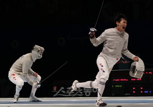 한국 펜싱은 2012런던올림픽 금메달을 노리고 있다. 최근 상승세를 타고 있는 남자 사브르 부문 구본길이 기대주다. 2010광저우아시안게임 우승한 뒤 환호하고 있는 구본길. 스포츠동아DB
