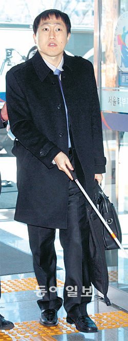시각장애인으로는 최초로 판사에 임용된 최영 판사가 27일 오후 근무처인 서울북부지법 청사로 시각장애인용 유도블록을 밟고 들어서고 있다. 최혁중 기자 sajinman@donga.com