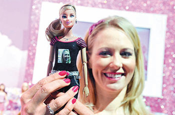 바비인형 등에 붙은 렌즈로 사진을 찍으면 앞쪽에서 볼 수 있는 카메라. 사진 출처 뉴욕타임스