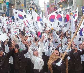 지난해 부산 동래시장 일원에서 열린 3·1독립운동 재연 행사. 동래구 제공
