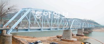 경북 칠곡군 왜관읍 호국의 다리가 다음 달 초 완공될 예정이다. 지난해 6월 일부가 무너진 후 8개월 만에 원래 모습을 되찾았다. 장영훈 기자 jang@donga.com