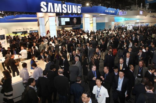 스페인 바르셀로나에서 열리고 있는 세계 최대 이동통신산업전시회 MWC 2012에서 삼성전자 전시관을 가득 메운 관람객들. 삼성전자는 ‘갤럭시노트 10.1’을 최초로 공개해 세계 IT업계의 눈길을 사로잡고 있다. 사진제공｜삼성전자
