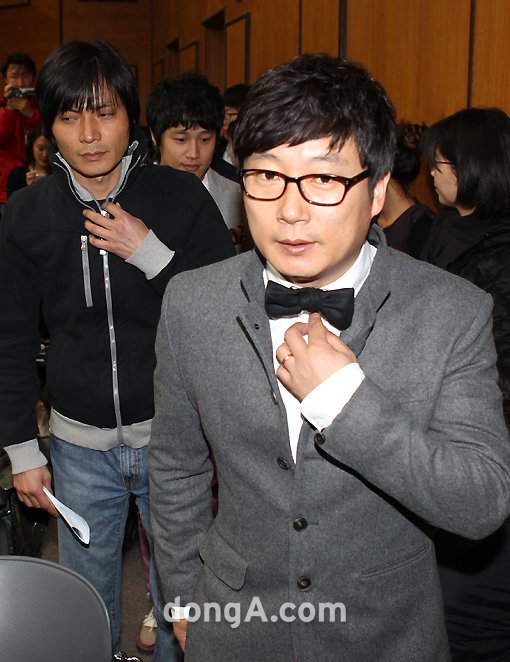 개그맨 이수근(오른쪽)이 28일 오후 서울 KBS 신관 국제회의실에서 ‘1박2일’ 시즌2 기자간담회에서 참석하기 위해 무대로 들어서고 있다. 국경원 기자 onecut@donga.com