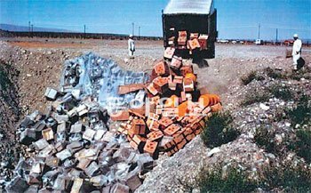 1991년 옛 소련이 해체된 뒤 동구권에서 방사성 물질을 마구 폐기하는 모습.