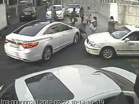 지난 22일 중고차 전문커뮤니티 \'보배드림\'에는 흰색 그랜저가 골목길에서 한 여성을 두 번이나 치는 충격적인 장면이 담긴 영상이 공개됐다.