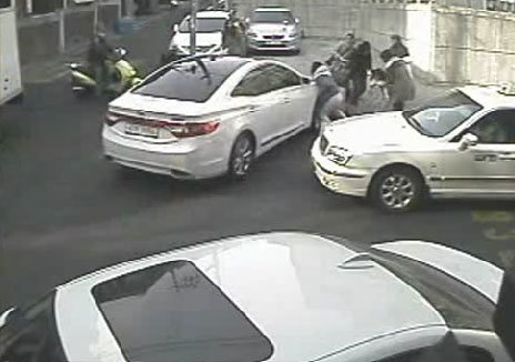 가해자 차량이 재차 쓰러진 여성에게 돌진하는 모습.