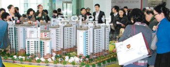 24일 문을 연 롯데건설 ‘방배 롯데캐슬 아르떼’ 본보기집에 3일간 약 1만 명이 몰리는 등 분양시장에 훈풍이 불고 있다. 롯데건설 제공