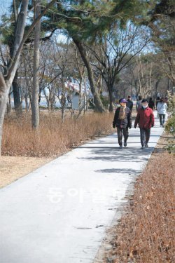 대구 금호강 동촌유원지에 조성한 생태공원에서 시민들이 산책을 즐기고 있다. 장영훈 기자 jang@donga.com