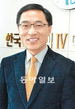 대기업과의 산학연계 맞춤훈련협약을 통해 한국폴리텍대학 청주캠퍼스의 성공을 이끌어낸 이종태 학장. 청주=장기우 기자 straw825@donga.com