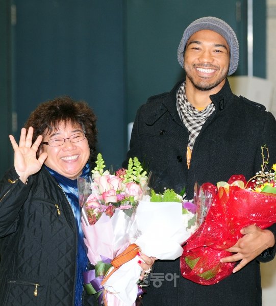 벤 헨더슨(오른쪽)이 28일 인천국제공항을 통해 입국했다. 왼쪽은 어머니 김성화 씨. 스포츠동아DB