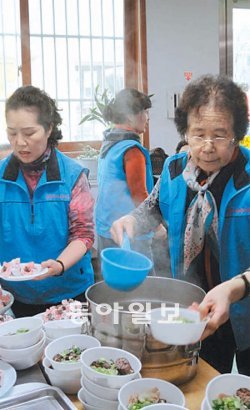 탈북자인 이재관 할머니(오른쪽)가 28일 서울 양천구 신정동 양천아파트 복지회관에서 마을 주민 100여 명을 초대해 북한 음식을 대접하고 있다. 박승헌 기자 hparks@donga.com