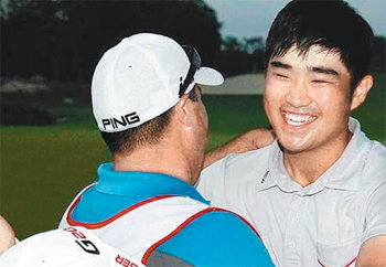 미국프로골프(PGA)투어 데뷔 5개 대회 만에 첫 승의 기쁨을 누린 존 허는 “아직 우승이 실감나지 않는다. 출전권 걱정을 당분간 안 하게 돼 기쁘다”고 소감을 밝혔다. 27일 끝난 마야코바클래식에서 8차 연장전 끝에 승리를 확정한 뒤 캐디 지키 살라스(왼쪽)와 포옹하는 존 허. 골프위크 홈페이지