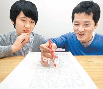 서울 태릉고 김상규 군(왼쪽)은 올해 대학입시를 치른다. 논술을 어떻게 준비해야 할지 걱정돼 27일 서울 서초구 
한국교육방송공사(EBS)를 찾아가 김은식 논술강사에게 일대일로 지도를 받았다. 최혁중 기자 sajinman@donga.com