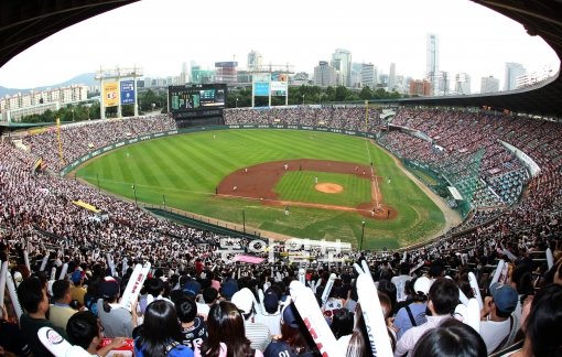 2011 프로야구 경기의 한 장면. 동아일보DB