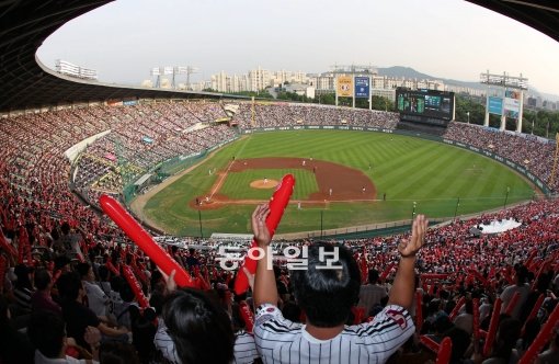 2011 프로야구 경기의 한 장면. 동아일보DB