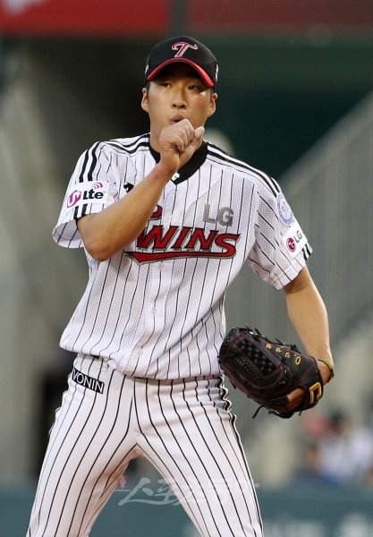 경기조작 의혹에 대해 결백을 주장했던 LG 김성현은 검찰에 불려가자마자 혐의를 인정했다. 김성현이 어느 수준으로 진술했느냐에 따라 파장도 달라질 전망이다. 스포츠동아DB