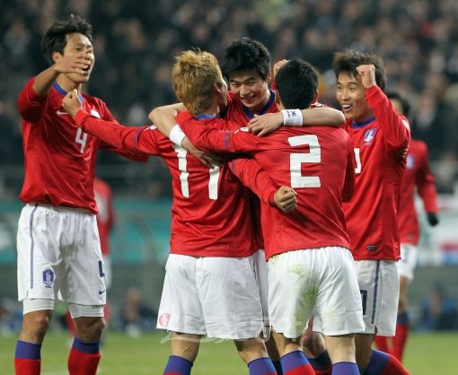 이근호(왼쪽 두 번째)가 29일 쿠웨이트와 경기에서 추가골을 넣은 뒤 동료들과 껴안으며 환호하고 있다.상암｜김종원 기자 won@donga.com 트위터 @beanjjun