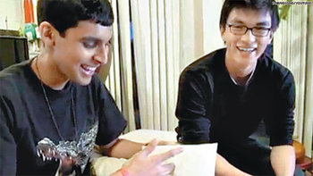 골수암으로 시한부 인생을 살고 있는 나추 바트나가 군(왼쪽)은 친구 콜턴 장 군(오른
쪽)과 누리꾼들의 열성적인 책 구하기 노력 덕분에 아직 발매되지 않은 책을 먼저 받아
볼 수 있었다. MSNBC 홈페이지