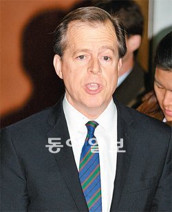 북한이 우라늄농축프로그램(UEP) 등을 중단하는 대신 미국은 북한에 24만 t의 영양 지
원을 하는 것에 합의했다고 양측이 29일 발표함에 따라 한반도에 대화 분위기가 무르익
고 있다. 지난해 12월 8일 방한한 글린 데이비스 미 국무부 신임 대북정책특별대표가
북-미 대화에 대한 견해를 밝히는 모습. 동아일보DB