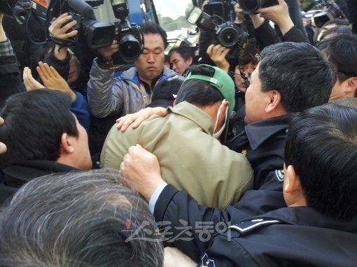 대구지방법원에서 구속영장 실질심사를 마친 김성현(가운데)이 구치소로 향하는 버스를 타기 위해 이동하고 있다.  대구｜정도원 기자