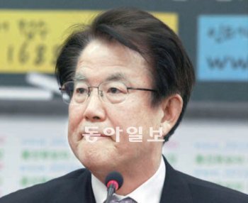 강철규 민주통합당 공천심사위원장이 1일 국회에서 기자간담회를 열어 공천심사를 둘러싸고 갈등을 빚은 당 지도부를 비판하고 있다. 변영욱 기자 cut@donga.com