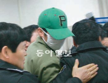 경기 조작 혐의로 1일 구속된 LG트윈스 김성현 선수가 이날 대구지방법원에서 열린 영장실질심사 후 법원을 빠져나가고 있다. 노인호 기자 inho@donga.com