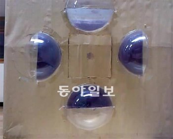 창문의 위아래, 양옆에 반달 모양의 보조 창을 덧붙인 ‘입체창문’의 모습. 반구형의 투명 아크릴이 지나가는 바람을 막아 실내로 꺾여 들어오게 만들었다. 창원과학고 옵티미스트 팀 제공