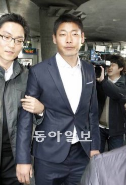 경기 조작 혐의를 받고 있는 프로야구 LG 트윈스 박현준 선수가 검찰 조사를 받기 위해 29일 인천국제공항을 통해 귀국해 이동하고 있다  김재명 기자 base@donga.com