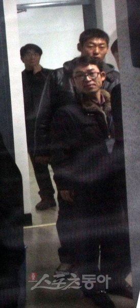 프로야구 경기조작 의혹을 받고 있는 LG 투수 박현준(앞에서 두번째)이 2일 대구지검 강력부에 자진출두해 조사를 받은 후 수사관들과 이동하고 있다. 대구｜박화용 기자 inphoto@donga.com  트위터@seven7sola